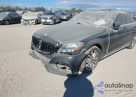 2018 Mercedes-Benz C 300 z USA, uszkodzony, nr VIN 55SWF4JB1JU271523